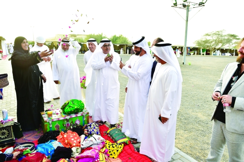 "Ⅶ مشاركة تنثر الورد أثناء جولة الوفد"