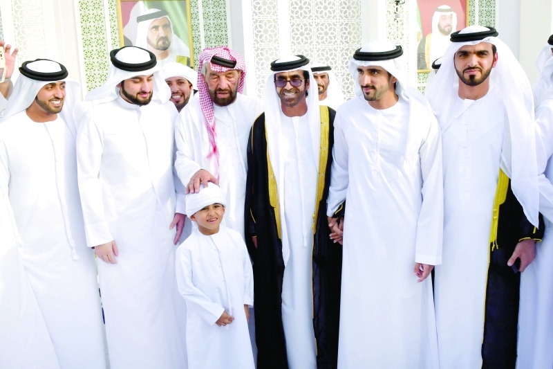 "حمدان وأحمد بن محمد مع العريسين والحضور"
