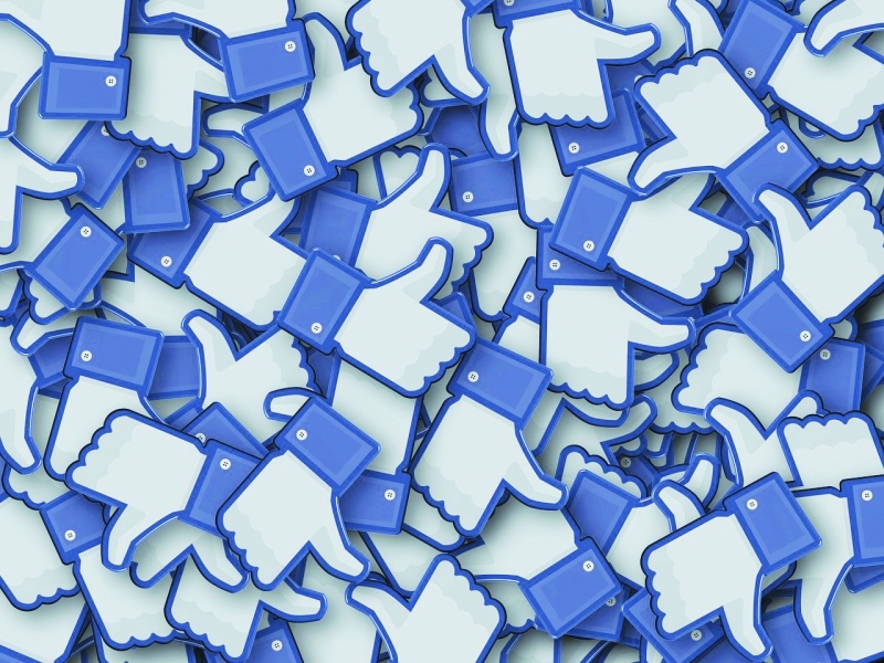 "1 «LIKES» إن كمّ «الإعجاب» على صور الحوادث لا يسعدنا بالضرورة، بل يخفف من شعورنا بالوحدة. وتقول كيروان: «نقدر، في أوضاع يتشارك خلالها الناس معلومات مروعة، كمّ الإعجاب، وإعادة التغريد والمشاركات، لأن ذلك يساعد على تعزيز معتقداتنا وموقفنا من الحدث، ويثبت لنا شعور الآخرين بالمثل،»"