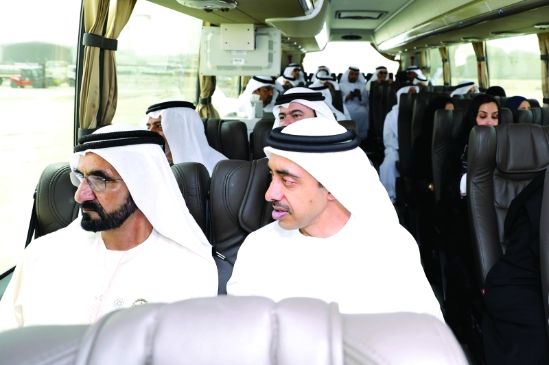 "محمد بن راشد وعبد الله بن زايد والوزراء خلال جولة في براكة"