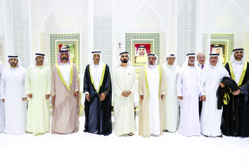 "■ محمد بن راشد وحميد النعيمي وعمار بن حميد ونهيان بن مبارك ومحمد العبار وعبدالعزيز الغرير والعريس وجانب من الحضور | تصوير: خليفة اليوسف وحمد الكعبي"
