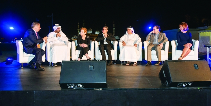 "فائزون بجوائز الدبلوماسية الثقافية يتحدثون في جلسة نقاشية بحضور محمد المبارك | تصوير - مجدي إسكندر"