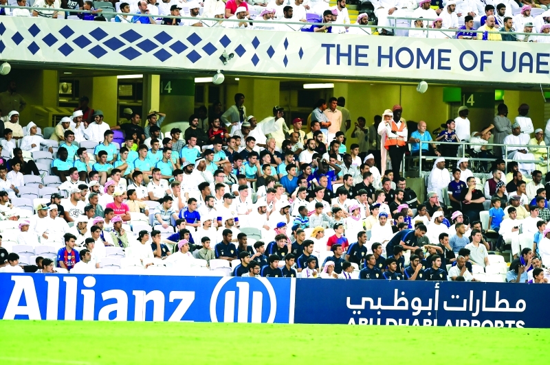 "■ المشاركون في «دولية» هزاع بن زايد يتابعون لقاء العين والأهلي السعودي | البيان"