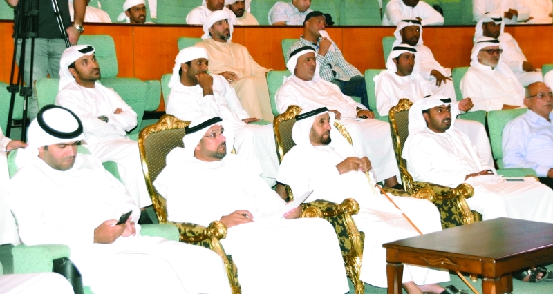 "■ المشاركون يستمعون إلى لوائح وشروط السباق | البيان"