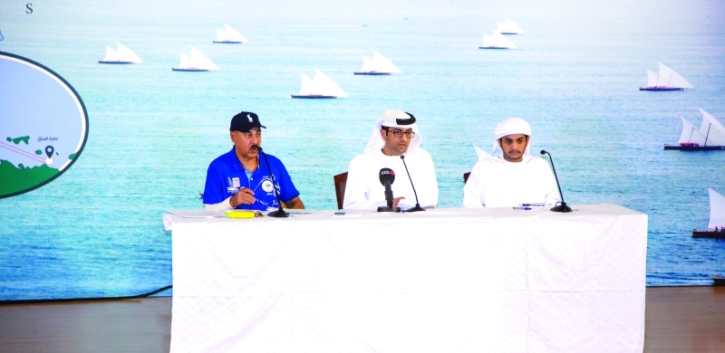 "■ اللجنة المنظمة خلال اجتماعها مع المشاركين في السباق | البيان"