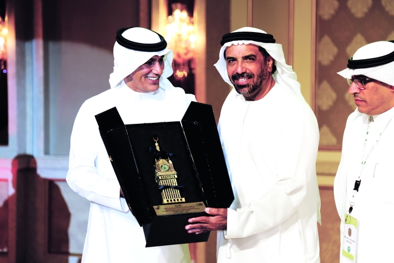 "■  صالح محمد حسن يتسلم درع الاتحاد السعودي  |  البيان"