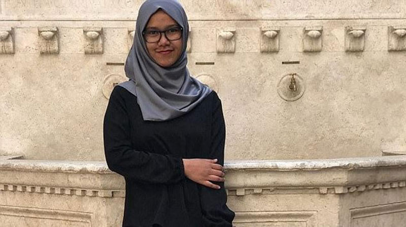 شاهد.. ماذا حدث مع فتاة رفضت خلع الحجاب في مطار بإيطاليا؟