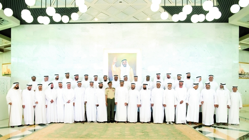 "■ محمد بن زايد مع خريجي الدفعة الأولى من الكلية"