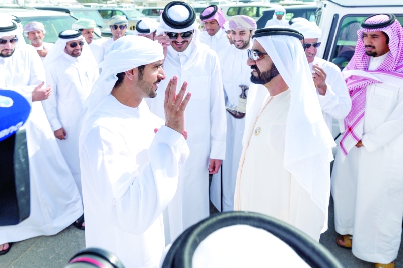 "■ محمد بن راشد وحمدان بن محمد خلال متابعة سباقات مهرجان المرموم | تصوير: علي عيسى"