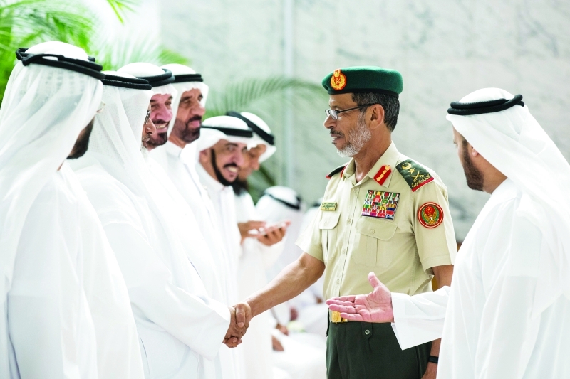 "■ حمد الرميثي يصافح الضيوف خلال الحفل"