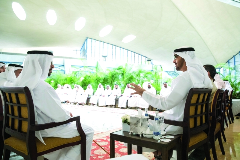 "■ محمد بن زايد في حديث مع حمد الخييلي خلال اللقاء"