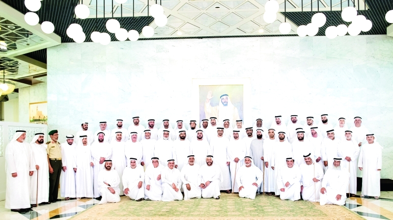 "■ محمد بن زايد يتوسط الرعيل الأول من خريجي كلية زايد العسكرية بحضور حمد الرميثي وحمد الخييلي وعبيد الكعبي وجمعة البواردي | تصوير: رايان كارتر"