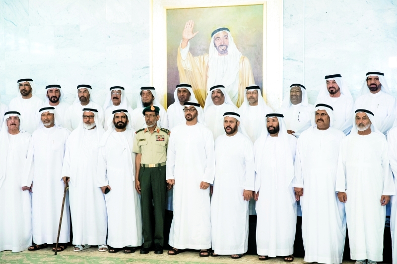"■ محمد بن زايد يتوسط الرعيل الأول من خريجي كلية زايد العسكرية بحضور حمد الرميثي"