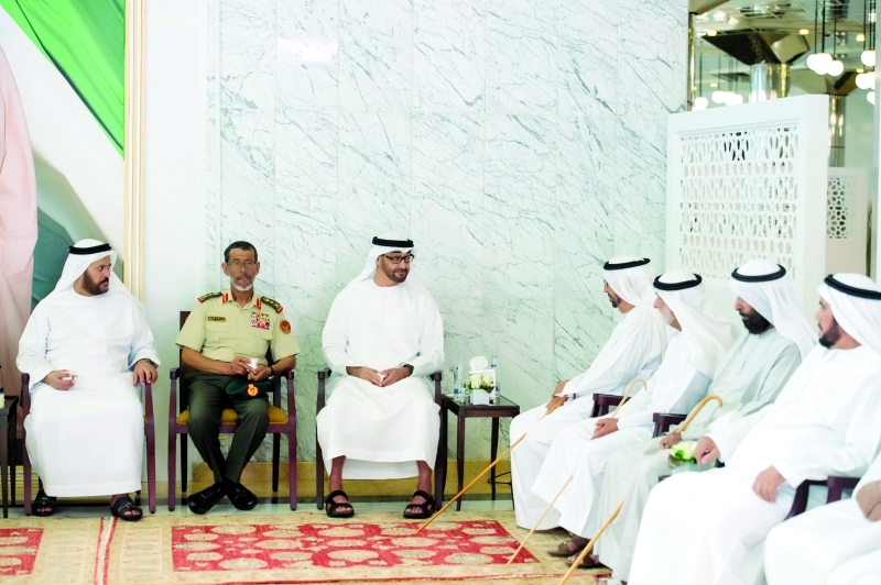 "■ محمد بن زايد وحمد الرميثي وحمد الخييلي خلال حفل الاستقبال"