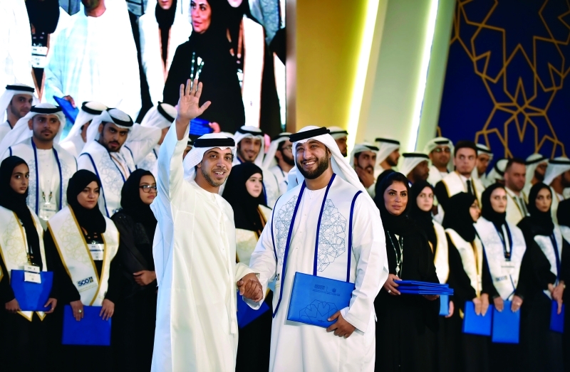 "■ منصور بن زايد خلال تكريم أحد الخريجين | وام"