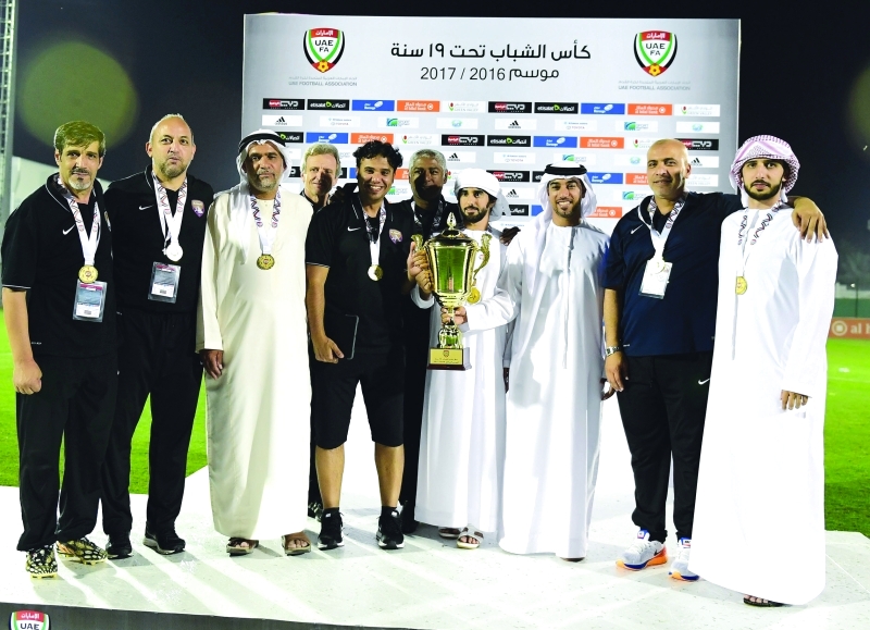 "■ جانب من لحظات تتويج فريق العين بالكأس | البيان"