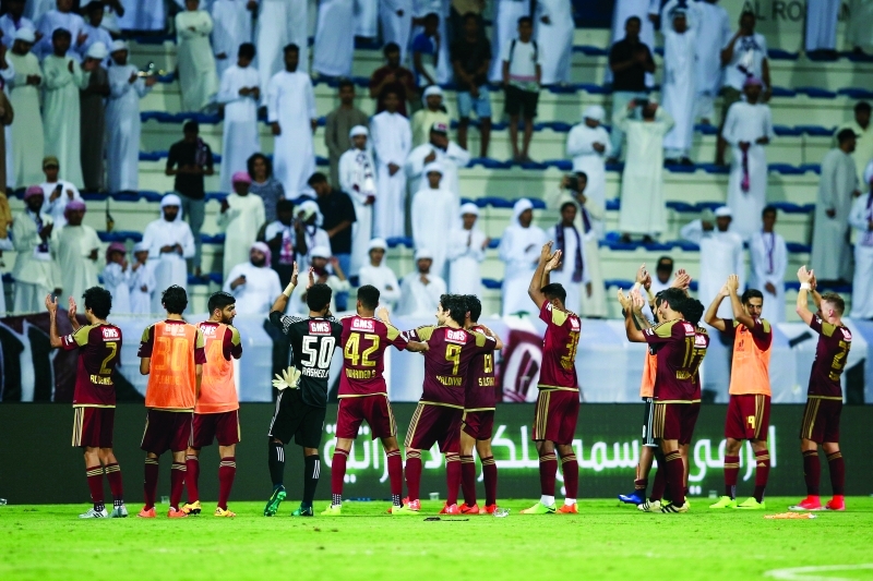 "■ لاعبو الوحدة يحيون جماهيرهم بعد نهاية اللقاء"