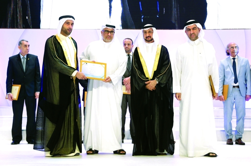 "محمد الجوكر يتسلم جائزته عن كتاب «الأهلي فرسان الإنجازات» | البيان"