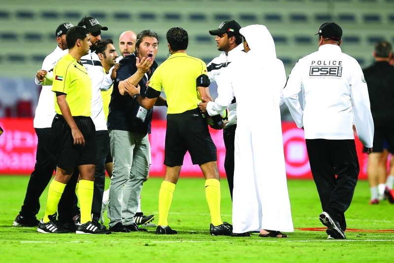 "■ مدرب الشارقة بيسيرو يعترض على ركلة الجزاء والشرطة تتدخل لحماية الحكم | تصوير سالم خميس"