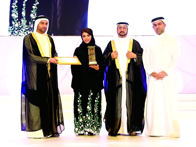 "منى بن كلي تتسلم جائزة شخصية العام الثقافية والتي حصل عليها المكتب الثقافي لمنال بنت محمد | البيان"