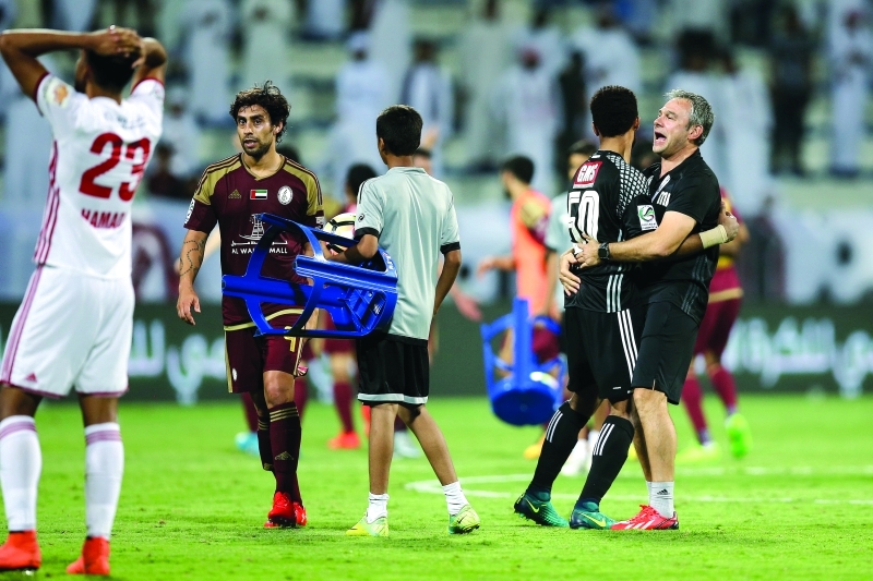 "■ فرحة لاعبي الوحدة بهدف الفوز الغالي بدبي"