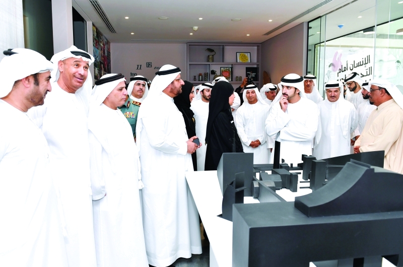 "سموه مستمعاً إلى شرح حول تطوير الخدمات بحضور ضاحي خلفان وحسين لوتاه ومطر وسعيد الطاير وعبدالله الشيباني"