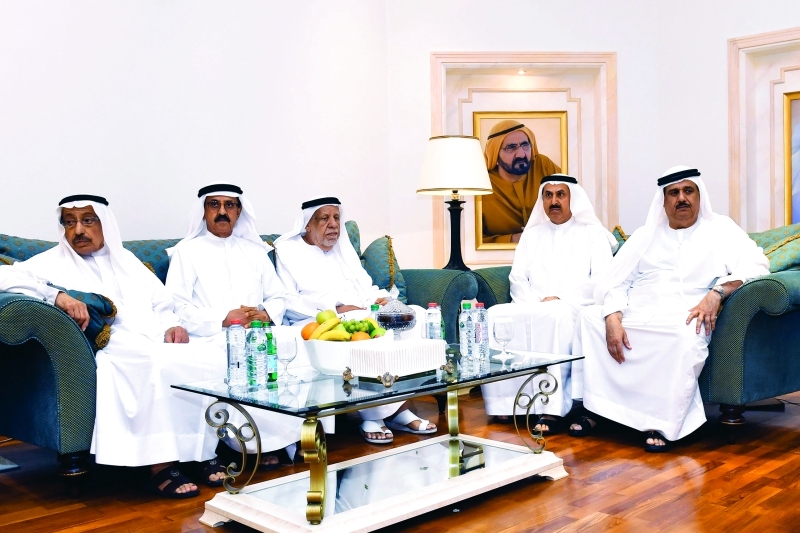 "■ حميد المعلا وصقر غباش وسعيد الكندي خلال تقديم واجب العزاء"