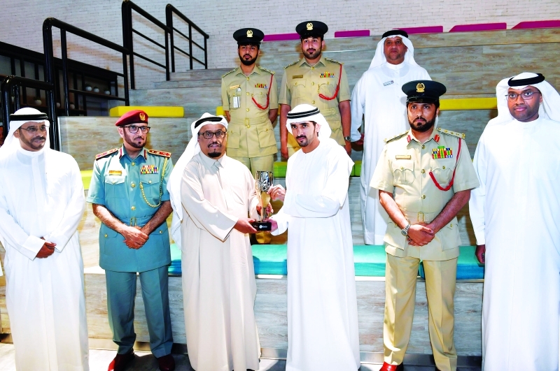 "سموه مستمعاً إلى شرح حول تطوير الخدمات بحضور ضاحي خلفان وحسين لوتاه ومطر وسعيد الطاير وعبدالله الشيباني"