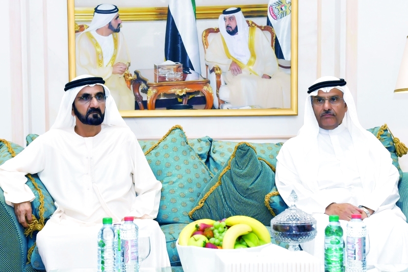 "■ محمد بن راشد خلال تقديم العزاء إلى أحمد الطاير | تصوير: محمد هشام"