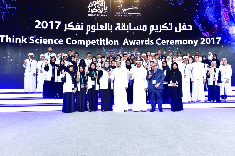 "■ حمدان بن محمد متوسطاً المكرمين بحضور سلطان بن طحنون"