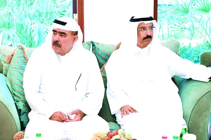 "محمد المر خلال تقديم واجب العزاء"