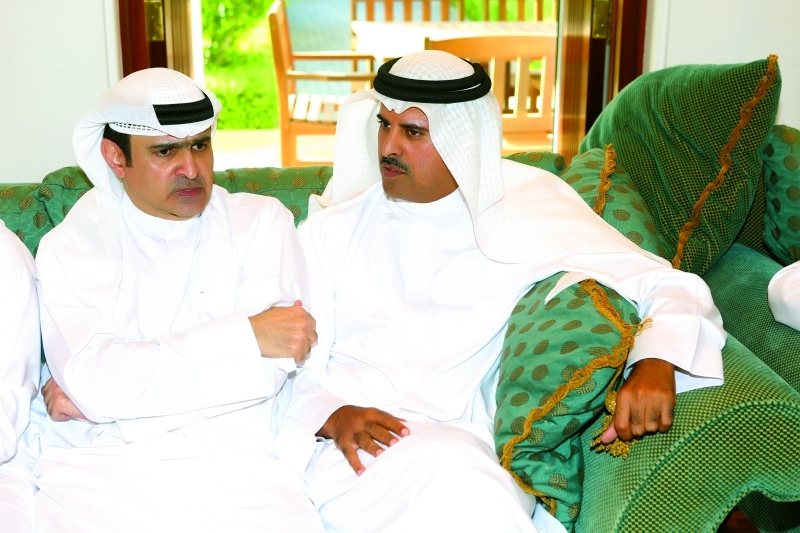 "سامي القمزي مقدماً واجب العزاء"