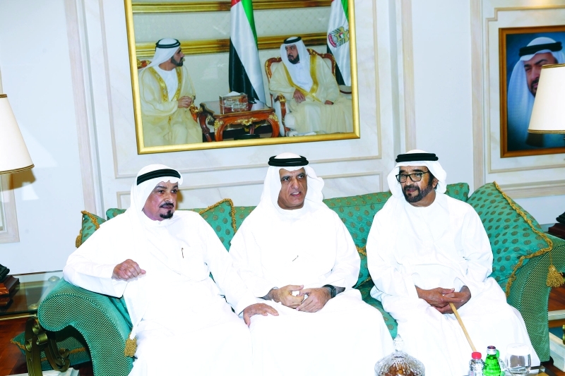 "حميد النعيمي وسعود بن صقر وسيف بن محمد خلال تقديم واجب العزاء"