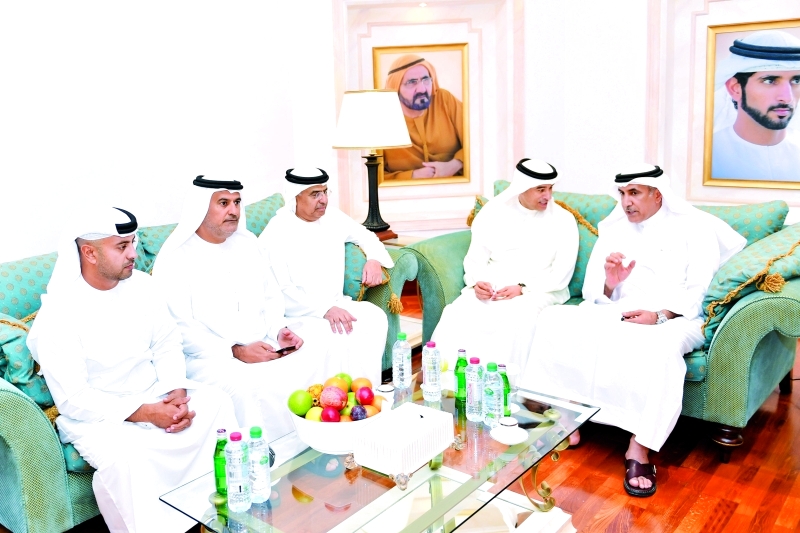 "عبيد وسعيد الطاير ومحمد الرميثي ومحمد العبار خلال العزاء"