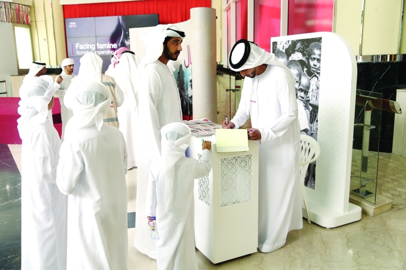 "إقبال من المواطنين على التبرع لدعم الحملة الإنسانية"