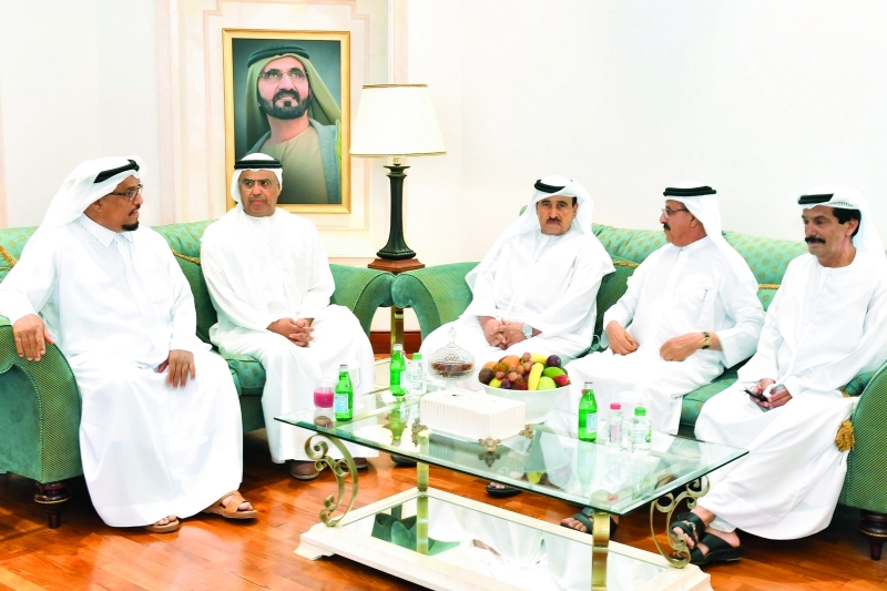 "عبيد الطاير يتلقى العزاء من ضاحي خلفان وسعيد الكندي"