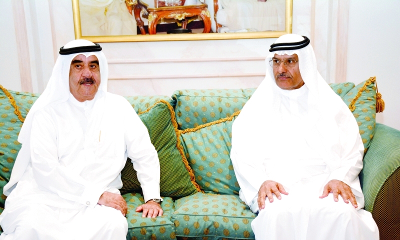 "سعود المعلا خلال العزاء بحضور أحمد الطاير"