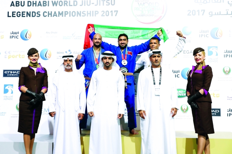 "Ⅶ حمدان بن محمد خلال التتويج بحضور نهيان والهاشمي | تصوير: خليفة اليوسف"