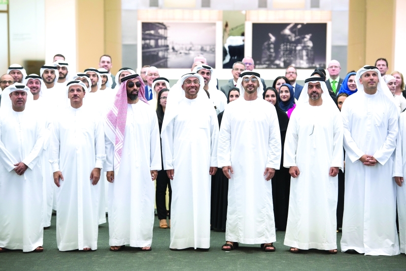" محمد بن زايد لدى زيارته السوق بحضور طحنون وحامد بن زايد وسلطان المنصوري وخلدون المبارك ومحمد المزروعي وأحمد الصايغ وإبراهيم الزعابي | تصوير: محمد الحمادي وحمد الكعبي"