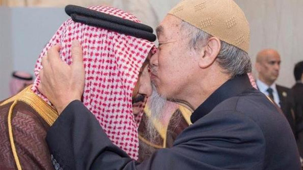 لماذا قبل "يي" رأس الملك سلمان؟