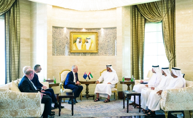 "■ محمد بن زايد لدى استقباله مالكولم ترنبول بحضور خلدون المبارك ومحمد المزروعي وعبيد الكتبي وآرثر سبايرو | تصوير: مبارك المزروعي"
