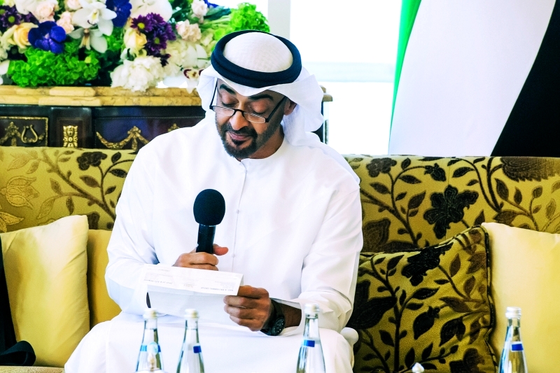 "■ محمد بن زايد يقرأ على الحضور رسالة نايل وبن حرمل"