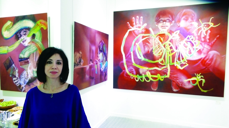 "سارة شما خلال افتتاح معرضها «لندن» بغاليري آرت سوا | البيان"