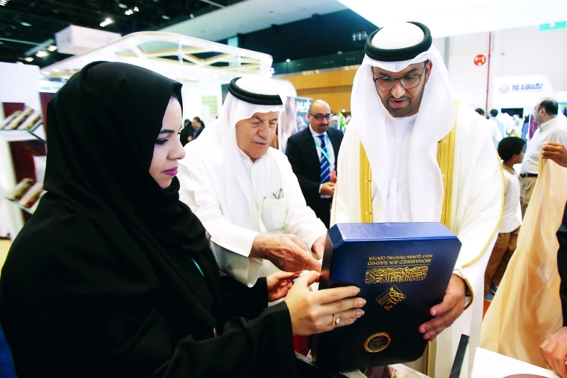 "سلطان الجابر يزور جناح مركز محمد بن راشد لطباعة المصحف الشريف في المعرض"