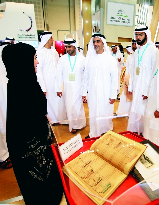 "..وسموه يستمع إلى شرح حول أحدث الإصدارات | تصوير: مجدي اسكندر"