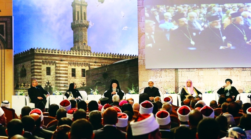 "شيخ الأزهر يتوسط المتحدثين في مؤتمر الأزهر الشريف العالمي للسلام (إي بي إيه)"