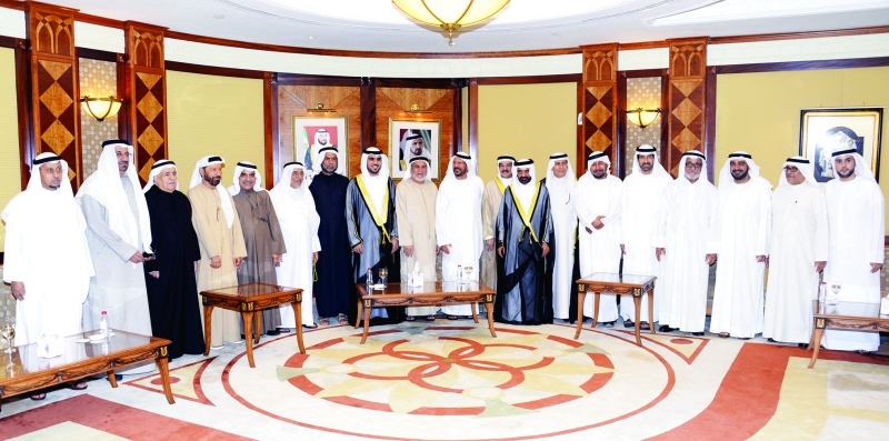 "العريس يتوسط جانب من كبار الشخصيات"