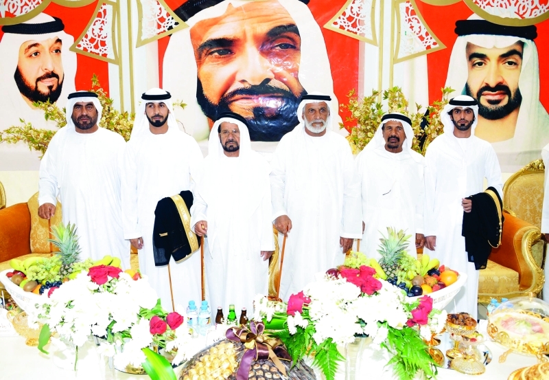 "العريسان وعدد من المدعوين خلال الحفل"