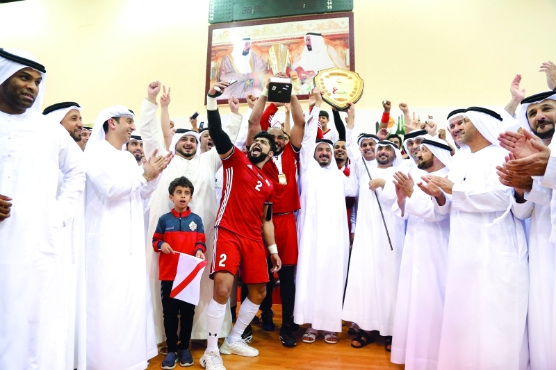 "■ خلال تسليم درع البطولة لكابتن الفريق | البيان"