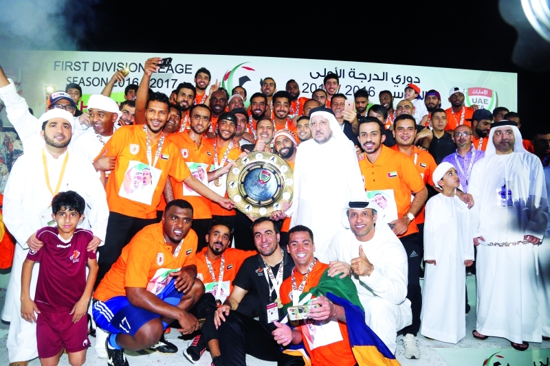 "■ خليفة الجرمن يتوسط اللاعبين بعد التتويج بحضور عبد الله الظاهري | تصوير- يونس الأمير"